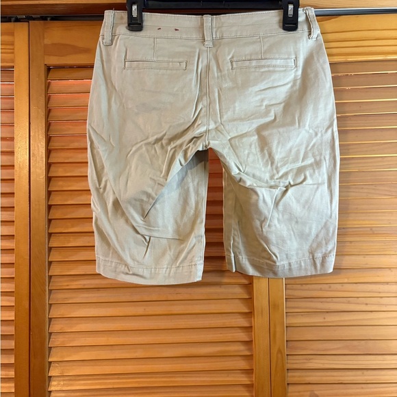 Arizona Jean Company Men's Beige Flat Front Shorts - Picture 2 of 3